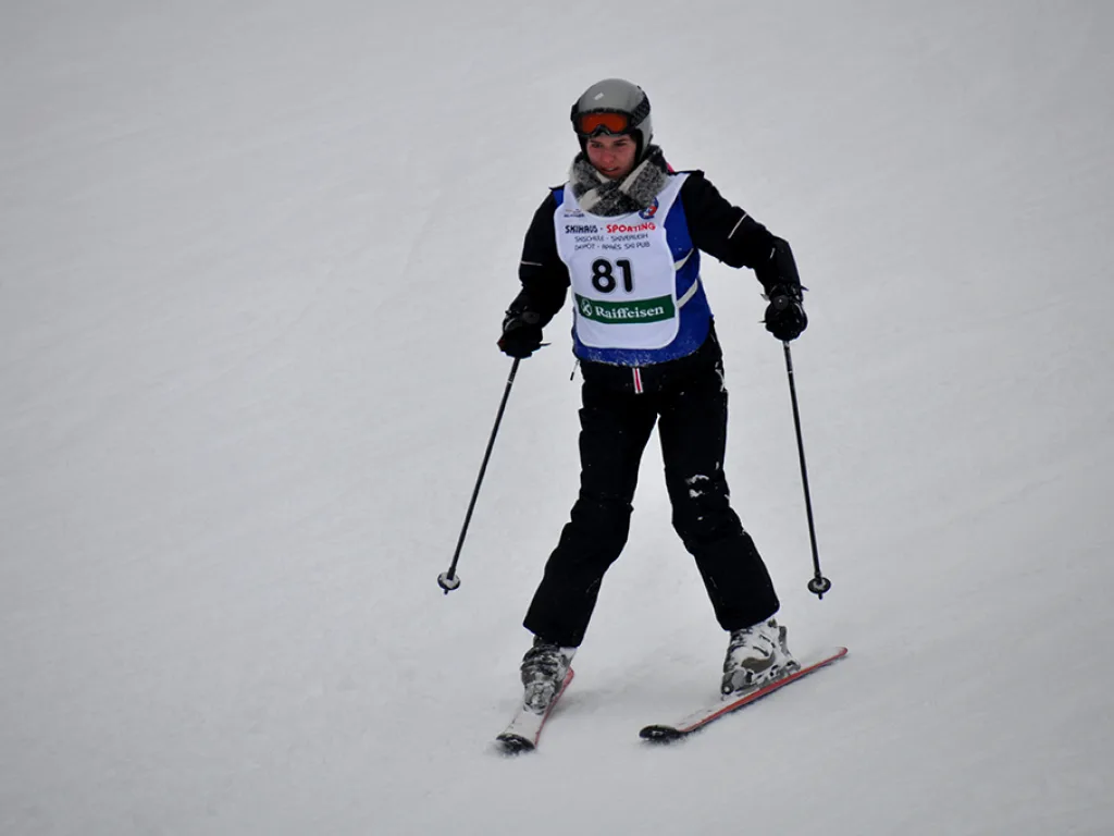 Skifahrerin mit Startnummer 81 auf der Rennstrecke.